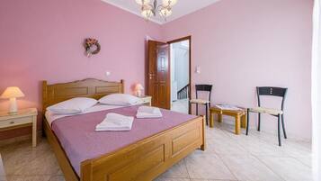 2 bedrooms, iron/ironing board, internet, bed sheets