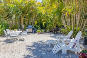 Outdoor dining - Peaceful Bayfront Escape in Captiva Island Village- Stunning water views (Captiva)
