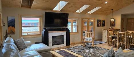 Tv, eldstad, böcker och en stereo