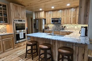 Fridge, microwave, oven, stovetop - Trout Hunter Cabin- South Fork (South Fork)