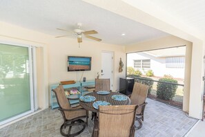 Outdoor dining - Heated Saltwater Pool, Pet Friendly, close to beaches (Port Charlotte)