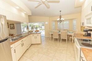 Fridge, microwave, oven, stovetop - Heated Saltwater Pool, Pet Friendly, close to beaches (Port Charlotte)