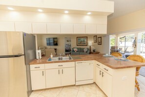 Fridge, microwave, oven, stovetop - Heated Saltwater Pool, Pet Friendly, close to beaches (Port Charlotte)