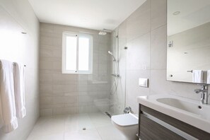 Shower, hair dryer, bidet - Luxury Suite, 2 Bedrooms, Partial Ocean View (Punta Cana)