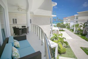 Outdoor dining - Cozy 3BR Beachfront view Condo (Punta Cana)