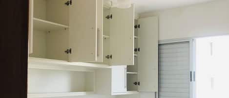 Fer et planche Ă repasser, draps fournis