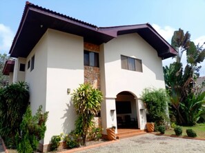 Exterior - Fabulous 4-bedroom house with AC in vibrant Accra (Accra)