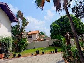 Property grounds - Fabulous 4-bedroom house with AC in vibrant Accra (Accra)