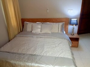 Room - Fabulous 4-bedroom house with AC in vibrant Accra (Accra)