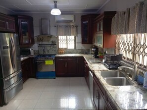 Private kitchen - Fabulous 4-bedroom house with AC in vibrant Accra (Accra)