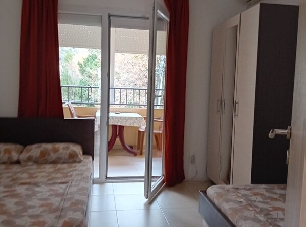 Room - Classic Double Room with Mountain View, Loggia and Shared Bathroom (Sutomore)