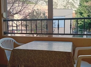 Outdoor dining - Classic Triple Room with Mountain View, Loggia and Shared Bathroom (Sutomore)