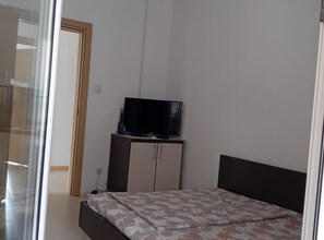 Room - Classic Triple Room with Mountain View, Loggia and Shared Bathroom (Sutomore)