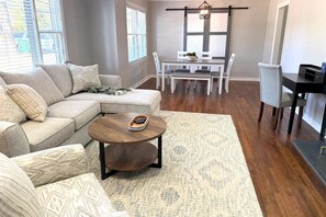 TV - Modern 4BR/2BA Family Retreat Home in Bainbridge (Bainbridge)