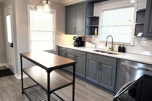 Fridge, microwave, oven, stovetop - Modern 4BR/2BA Family Retreat Home in Bainbridge (Bainbridge)
