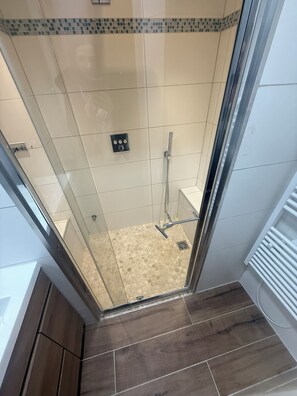 Dusche, Haartrockner, Handtücher, Seife