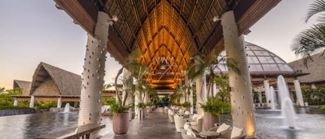 Alberca al aire libre y alberca climatizada