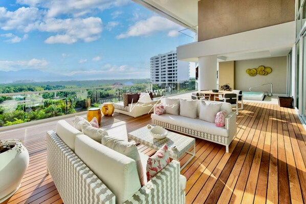 Unclassified image, 1 of 31, button