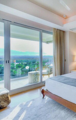 3 dormitorios, caja fuerte, escritorio y tabla de planchar con plancha