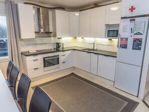 Kühlschrank, Mikrowelle, Geschirrspüler, Kochgeschirr/Geschirr/Besteck