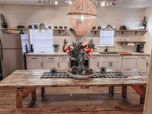 Fridge, microwave, oven, stovetop - The Modern Farmhouse - 6 bedroom 4 bath - Atlanta Beltline (Atlanta)