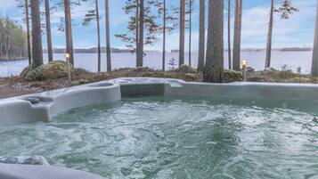 Outdoor spa tub
