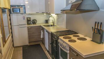 Fridge, microwave, dishwasher, cookware/dishes/utensils