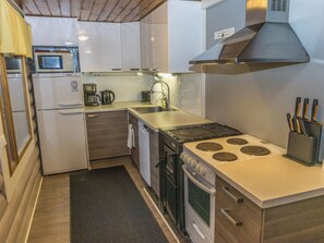 Refrigerador, microondas, lavavajillas y utensilios de cocina 