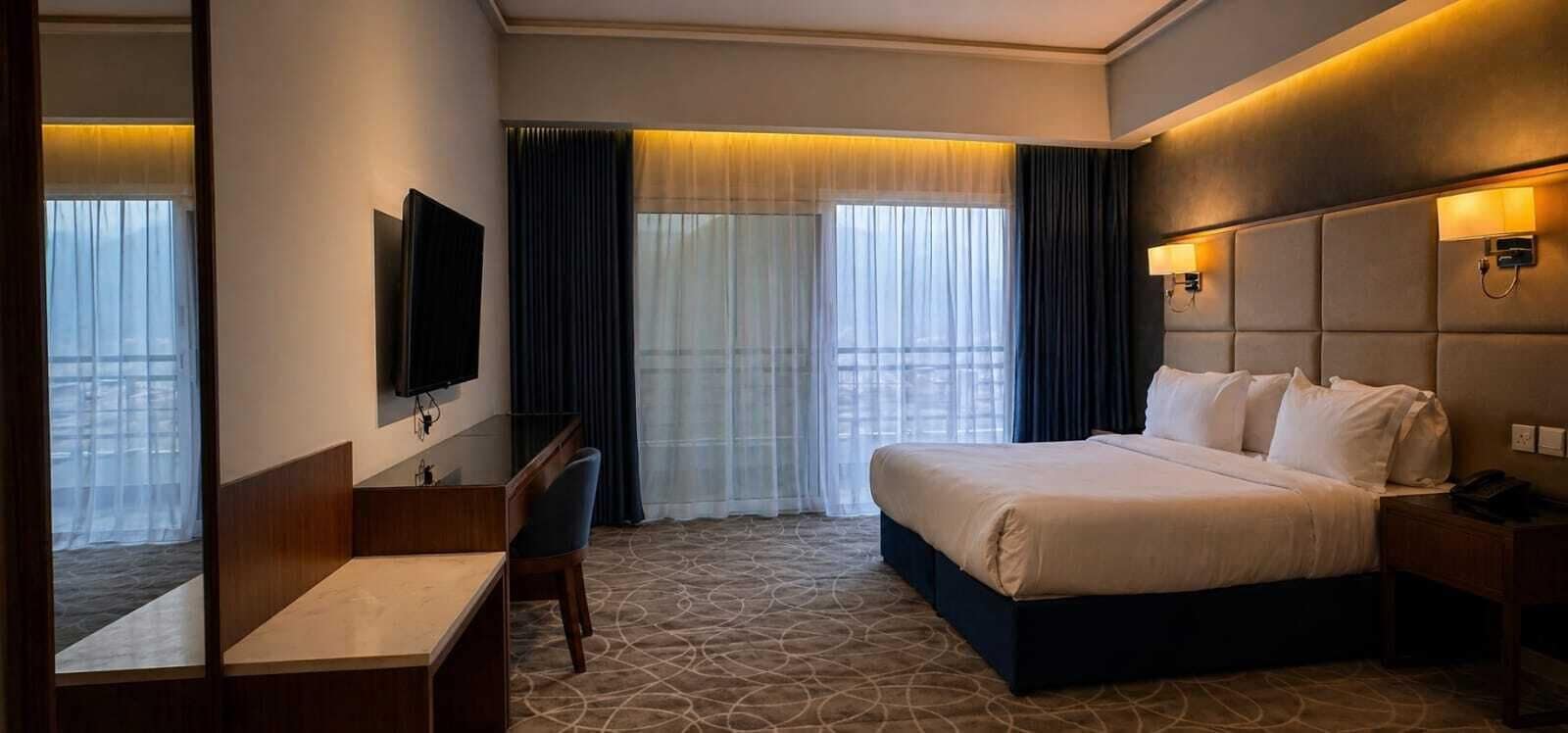 Suite familiar, balcón, vista a la montaña | Caja de seguridad en la habitación, cortinas blackout y insonorización 