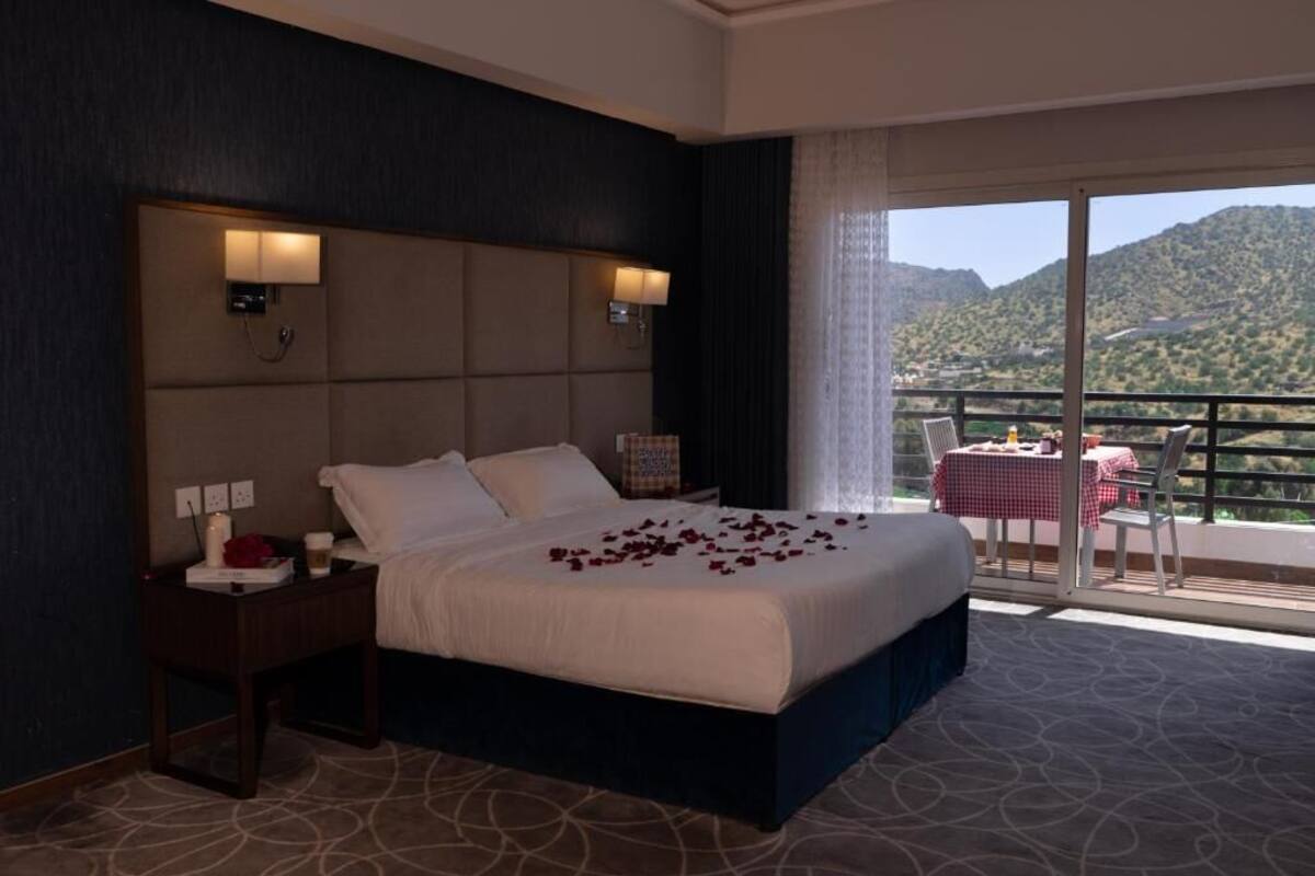 Suite, balkon, uitzicht op bergen | Een kluis op de kamer, verduisterende gordijnen, geluiddichte muren