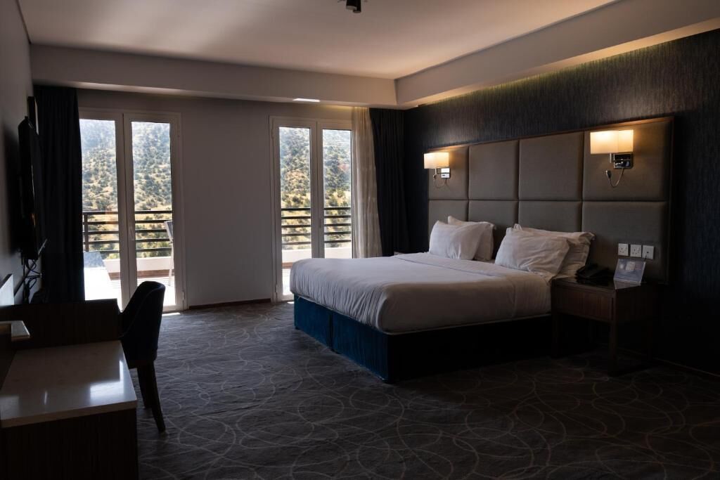 Familie suite, balkon, uitzicht op bergen | Een kluis op de kamer, verduisterende gordijnen, geluiddichte muren