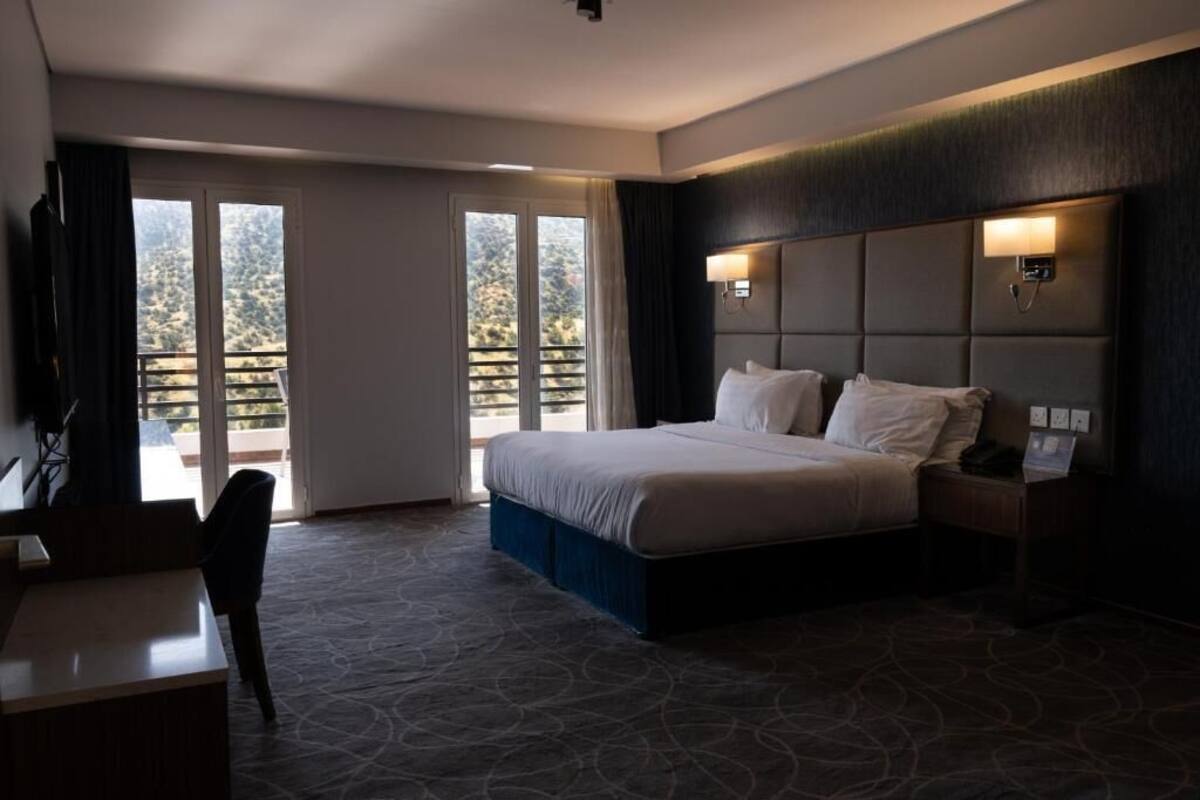 Familie suite, balkon, uitzicht op bergen | Een kluis op de kamer, verduisterende gordijnen, geluiddichte muren