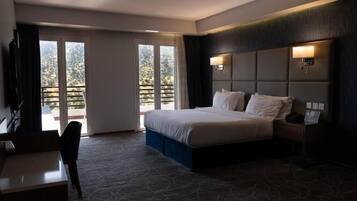 Suíte família, sacada, vista para a montanha | Cofres nos quartos, cortinas blackout, quartos à prova de som