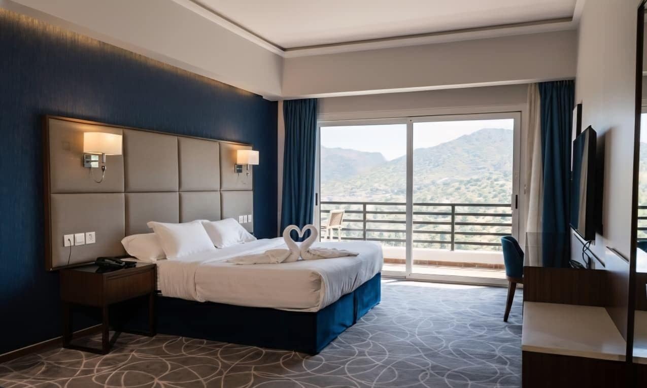 Familien-Suite, Balkon, Bergblick | Zimmersafe, Verdunkelungsvorhänge, schallisolierte Zimmer