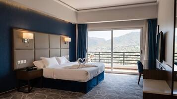 Familien-Suite, Balkon, Bergblick | Zimmersafe, Verdunkelungsvorhänge, schallisolierte Zimmer