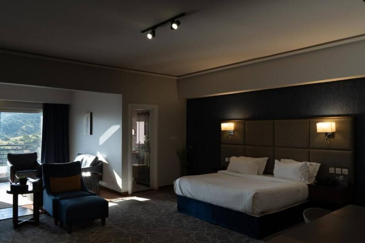 Deluxe tweepersoonskamer, balkon, uitzicht op bergen | Een kluis op de kamer, verduisterende gordijnen, geluiddichte muren