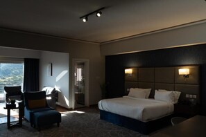 Deluxe tweepersoonskamer, balkon, uitzicht op bergen | Een kluis op de kamer, verduisterende gordijnen, geluiddichte muren