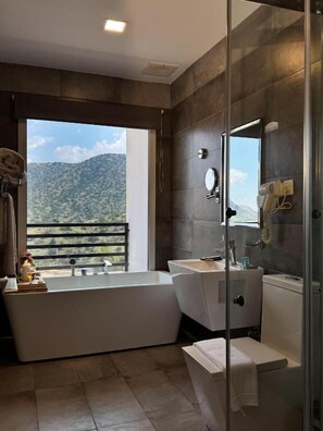 Deluxe tweepersoonskamer, balkon, uitzicht op bergen | Badkamer | Een bad/douchecombinatie, gratis toiletartikelen, een haardroger