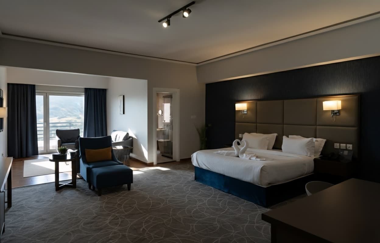 Kahden hengen deluxe-huone, parveke, vuoristonäköala | Tallelokero huoneessa, pimennysverhot, äänieristys, silitysrauta/-lauta