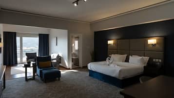 Deluxe Double Room, Balcony, Mountain View | Peti besi dalam bilik, langsir/tirai gelap terus, kalis bunyi