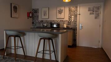 Quarto casal luxo, sacada, vista para a montanha | Cozinha privada | Geladeira, micro-ondas