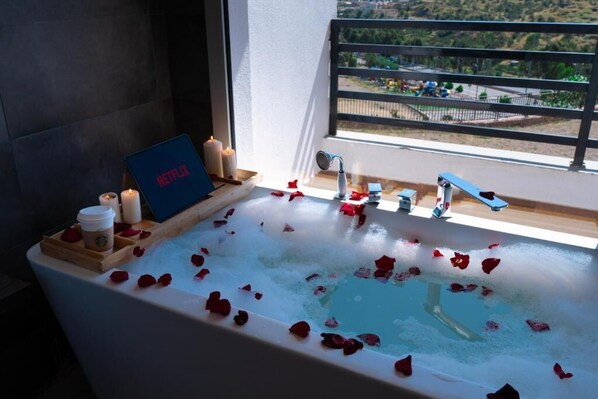 Combined shower/tub, hair dryer, slippers, towels