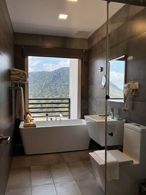 Habitación doble Deluxe, balcón, vista a la montaña | Baño | Tina con regadera, secadora de cabello, pantuflas, toallas 