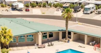 Cozy 1-bedroom located in a campground in enchanting Lake Havasu City with AC
