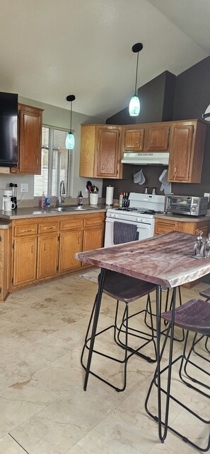Fridge, microwave, oven, stovetop - Cozy 1-bedroom located in a campground in enchanting Lake Havasu City with AC (Lake Havasu City)