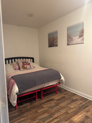 1 bedroom, iron/ironing board, WiFi, bed sheets - Dog Friendly! Duplex (Fair Oaks)