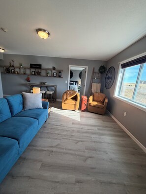 Smart TV - Stay in Style — Contemporary 2BR/2BA Escape in Hawarden (Hawarden)