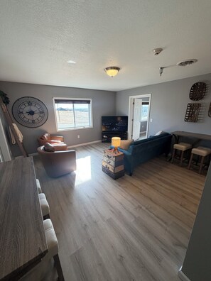 Living area - Stay in Style — Contemporary 2BR/2BA Escape in Hawarden (Hawarden)