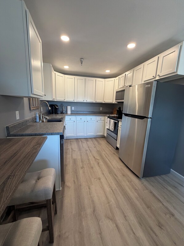 Private kitchen - Stay in Style — Contemporary 2BR/2BA Escape in Hawarden (Hawarden)