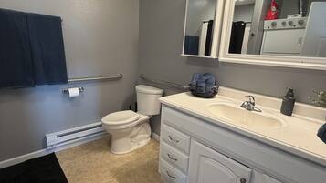 Dusj, hårføner, håndklær og såpe